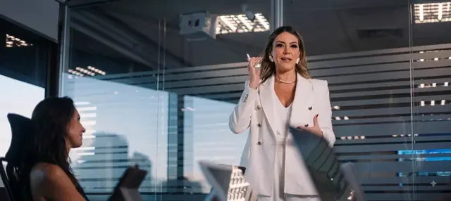 Débora Resende em atendimento